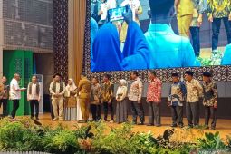 Menteri ATR serahkan sertifikat tanah ulayat dan wakaf di Sumbar