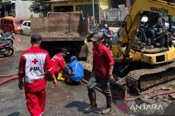 Pemkab Cianjur mengerahkan alat berat bersihkan saluran air dari sampah