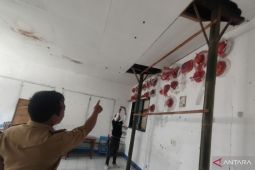 Nyaris ambruk! ruang kelas di SDN Bojongherang yang jaraknya dekat Pendopo Kabupaten Cianjur