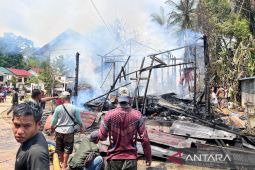 Seorang warga alami luka bakar saat dua bangunan di Murung Raya terbakar
