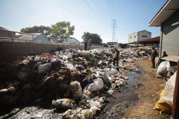 Pemkot Bandung mengambil langkah hukum soal tumpukan sampah di Gedebage