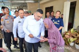 Wamen Ossy serahkan sertifikat elektronik "dor to dor" di Semarang