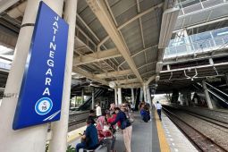 39 kereta api jarak jauh berhenti di Stasiun Jatinegara saat Hari Buruh