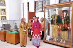 Rumah Kolaborasi Syah Afandin berikan 10 beasiswa kepada sanggar Garis Lurus Tanjung Pura