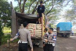 Satlantas Polres HST razia truk muatan batu bara di Jalan Lingkar Walangsi-Kapar