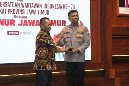 Kapolresta Sidoarjo Kombes Christian Tobing terima PWI Jatim Awards
