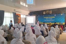 Srikandi PLN UP3 Belitung edukasi keselamatan ketenagalistrikan dan layanan PLN Mobile di SMAN 1 Manggar