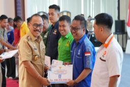 Pemprov Sulbar serahkan bantuan Rp2,2 miliar kepada parpol