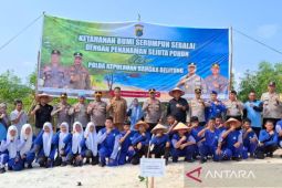 Polres Bangka Barat tanam pohon di lahan bekas areal tambang