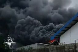 Sebuah pabrik stirofoam kebakaran di Kawasan Industri Surya Cipta Karawang