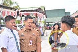 Momen haru, Kadisdik Kalteng berikan sepatu sendiri untuk siswa SMA 4 Palangka Raya