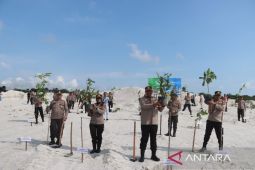 Polres Bangka Tengah tanam pohon guna lestarikan lingkungan