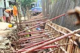 Cegah banjir, Pemkot bangun turap beton di bantaran Kali Angke