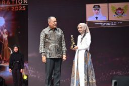 Wali Kota Kediri terima penghargaan di Women's Inspiration Award 2025