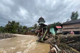 Banjir bandang terjang Sarolangun satu masjid nyaris rubuh