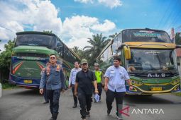 Pastikan pelayanan aman dan lancar, Letda cek kondisi bus calon haji Padangsidimpuan