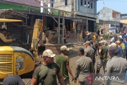 Satpol PP Cianjur membongkar bangunan di atas saluran air