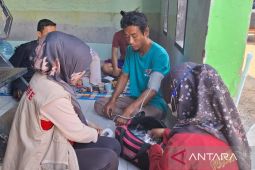 Dinkes Cianjur melakukan pemeriksaan warga korban banjir di rumah