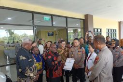 Pemprov Papua Tengah serahkan mobil ambulans bagi TNI/Polri di Mimika