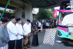 Sebanyak 12 jamaah calon haji Kediri tertunda berangkat karena visa