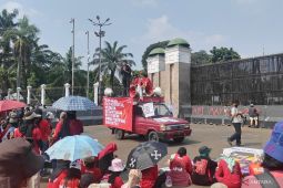 Sejumlah buruh mulai padati gedung DPR RI