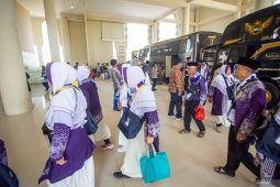 Jamaah calon haji Kabupaten Bandung tiba di Embarkasi Indramayu Jabar