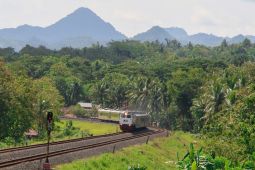 Lintasan kereta api di Kulon Progo menyajikan panorama alam