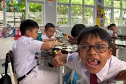 Detik-detik ratusan siswa SMP 35 Kota Bandung keracunan usai santap MBG