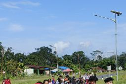 Organisasi buruh di Sambas pungut sampah di perbatasan Aruk-Malaysia