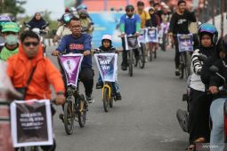 Hari Buruh, AJI Banda Aceh 'gowes' dengan pesan stop kekerasan dan upah layak