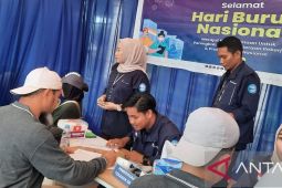 Disnaker Sultra gelar periksa kesehatan gratis dan donor darah di momen Hari Buruh 2025