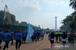 Ribuan buruh mulai padati Monas