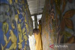 Perajin batik dahon jemur hasil ecoprint berbahan alami di Pangandaran