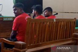 Tiga kurir sabu-sabu lolos dari hukuman seumur hidup, divonis 18 hingga 20 tahun penjara