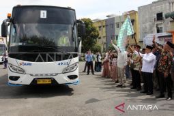 Wamenag lepas keberangkatan jamaah calon  haji Kloter 1 Embarkasi Medan