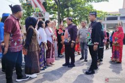 Pesona busana adat nusantara warnai peringatan Hardiknas di Kalimantan Tengah