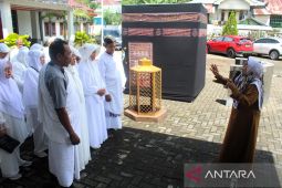 Kemenag Mitra lakukan bimbingan manasik haji praktik lempar jumrah