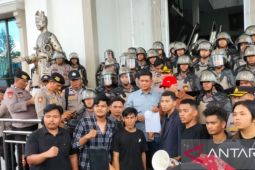 Ketua DPRD M Hafiz Temui Langsung Massa Aksi di Gedung Dewan