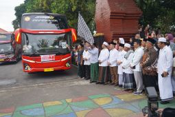 359 JCH Trenggalek diberangkatkan menuju Asrama Haji Surabaya