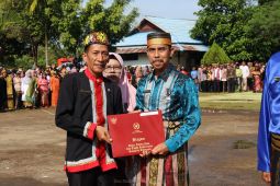 Disdikbud Bengkayang memberi penghargaan para kepala sekolah