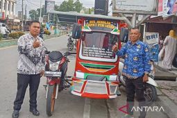 Parwis, guru inspiratif SMPN 7 satu atap Siobon beri kado angkutan pelajar bagi siswa di Hardiknas