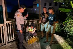 Polres Bantul menyita puluhan botol miras dalam Operasi Pekat Progo 2025