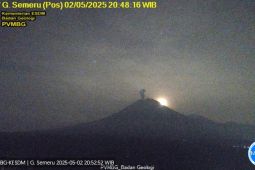 Jumat malam, Gunung Semeru erupsi disertai letusan
