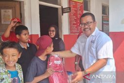 PMI Cianjur menyerahkan bantuan alat sekolah bagi siswa korban banjir