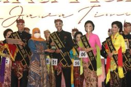 Khofifah berikan selamat kepada Puteri Indonesia 2025 asal Jatim