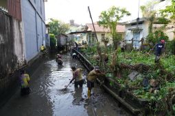 Pemkot Pontianak lakukan aksi bersih-bersih parit warnai hari buruh