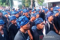 Ribuan warga Badui bawa hasil bumi, gelar ritual Seba