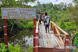 Warga Ipaya manfaatkan dana Pokja bersihkan alur sungai dan bangun jembatan