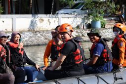 Wali Kota Surabaya susur sungai dan bersih-bersih Kali Surabaya