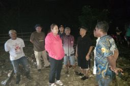 Donggala bersihkan sisa lumpur di Banawa usai hujan deras